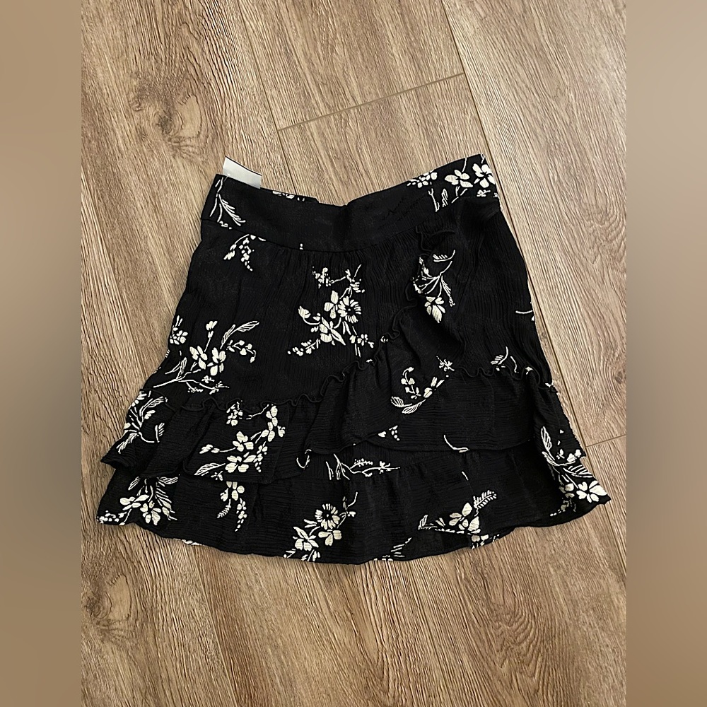 Sézane ruffled black and white floral mini skirt